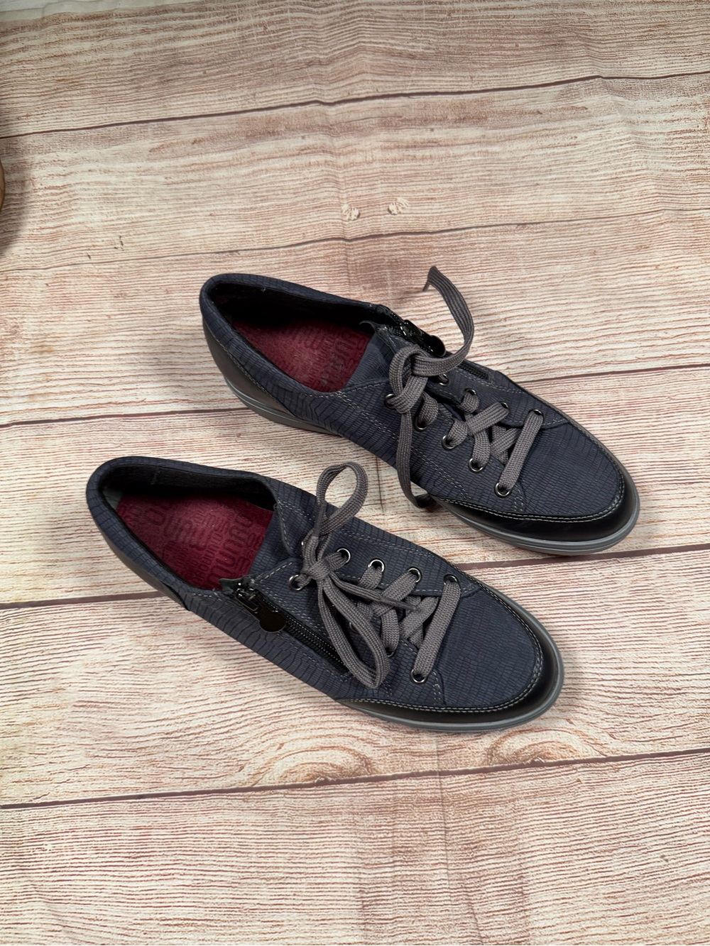 Women’s Munro Gabbie Sneakers Size 8N - Picture 2 of 9